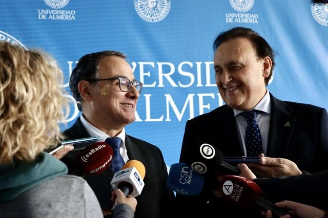 El nuevo rector de la UAL, José Céspedes, junto al consejero de Universidad, Investigación e Innovación, José Carlos Gómez Villamandos.