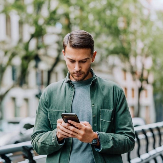 Archivo - Una persona utilizando su teléfono móvil