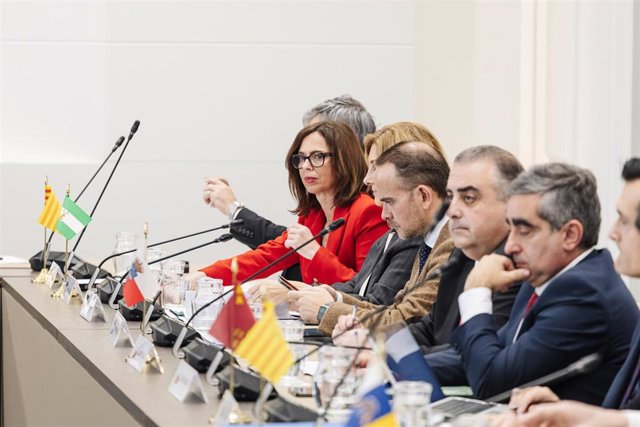 La consejera de Fomento de la Junta de Andalucía, Rocío Díaz (2i), durante una reunión con las comunidades autónomas para tratar el reparto de fondos en materia de vivienda, en el Ministerio de Vivienda y Agenda Urbana, a 18 de enero de 2024, en Madrid (E