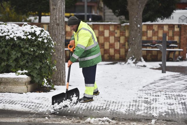 Un hombre retira la nieve de una calzada