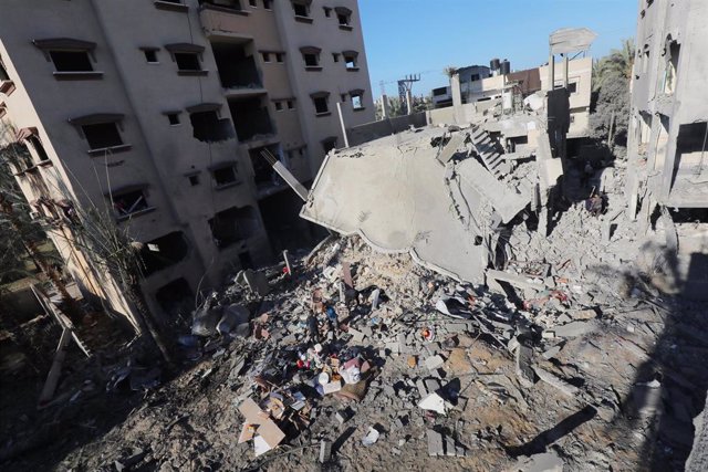 Un edificio destruido por un bombardeo del Ejército de Israel contra Deir al Balá, en la Franja de Gaza (archivo)