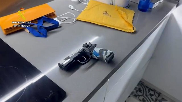 Una de las armas intervenidas en la operación en Barbate.