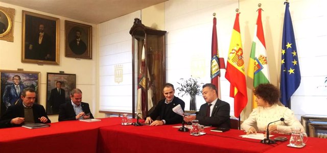 El alcalde de Logroño Conrado Escobar y parte de su Gobierno, en la rueda de prensa