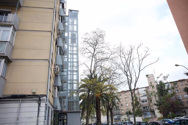 Archivo - Un ascensor instalado en la fachada de un edificio en la calle Marcelo Usera, a 9 de diciembre de 2023, en Madrid (España). 
