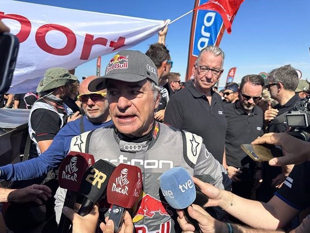 El piloto español Carlos Sainz (Audi) atiende a la prensa tras ganar el Rally Dakar 2024