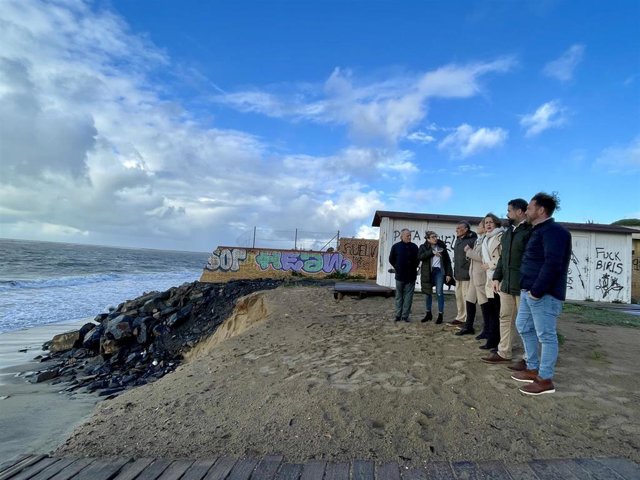 Los populares onubenses en su visita a la playa de El Portil (Huelva).