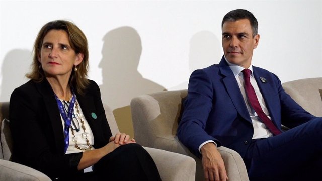 Archivo - El presidente del Gobierno, Pedro Sánchez, y la ministra para la Transición Energética y Reto Demográfico, Teresa Ribera, durante su participación en la XXVIII Cumbre del Clima (COP28) de la ONU que se celebra en Dubai (Emiratos Árabes Unidos).