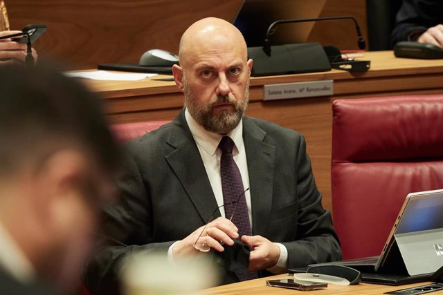El consejero de Economía y Hacienda del Gobierno de Navarra, José Luis Arasti Pérez durante el pleno del Parlamento de Navarra, a 18 de enero de 2024, en Pamplona, Navarra, (España).