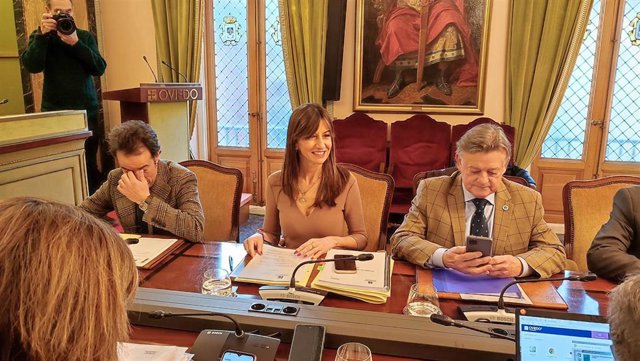 La concejala de Economía, Transformación Digital y Políticas Sociales, Leticia González, entre los concejales del PP Ignacio Cuesta y José Ramón Prado.