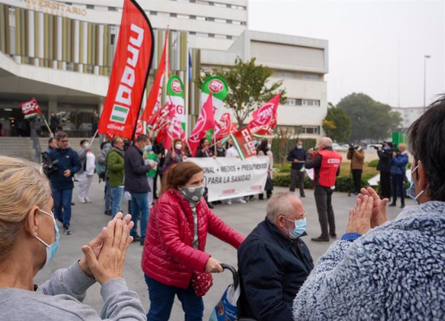 Concentración de CCOO y UGT ante el Hospital Virgen Macarena por la situación de las urgencias hospitalarias, foto de archivo