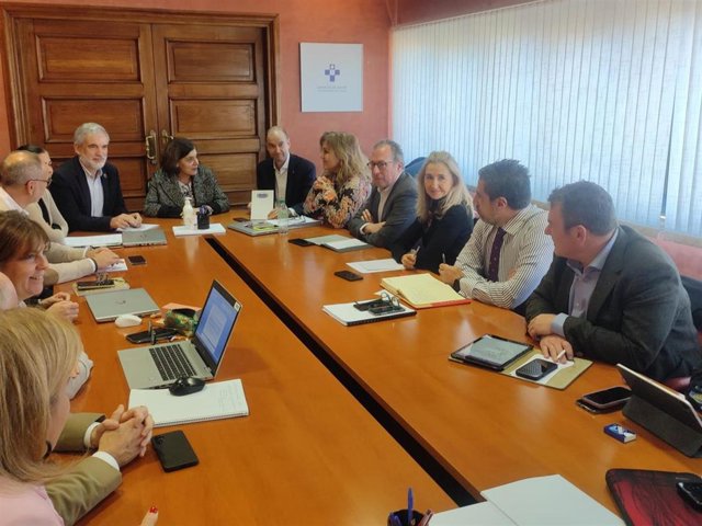 La consejera de Salud, Concepción Saavedra, y el gerente del Sespa, Aquilino Alonso, se reúnen con responsables de las gerencias de las ocho áreas sanitarias.