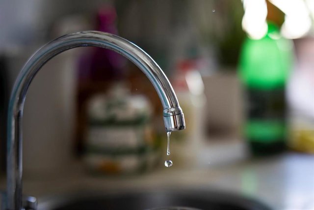 Archivo - Imágenes de recurso de un grifo de agua para uso doméstico goteando. 