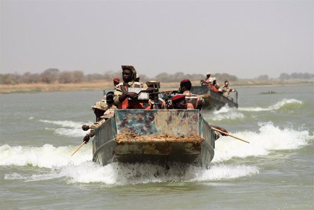 Archivo - Militares del Ejército de Chad durante unas maniobras en el río Chari (archivo)