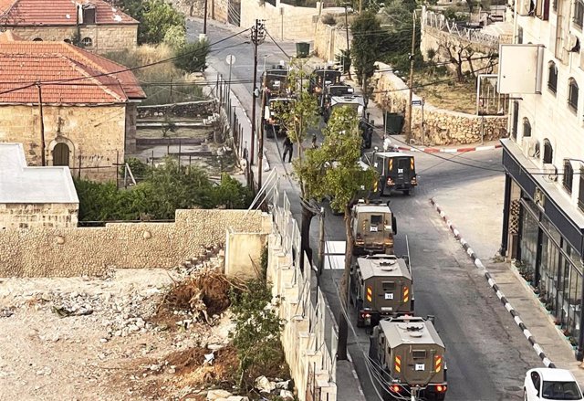 Archivo - Camiones del Ejército israelí en Ramala, en Cisjordania