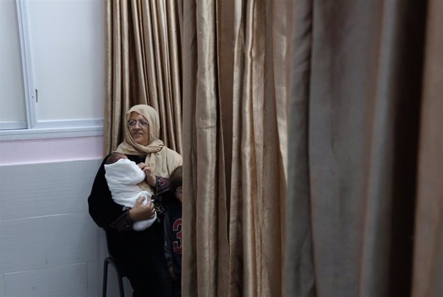 Imagen de archivo de una mujer palestina con un bebé en brazos en Gaza.