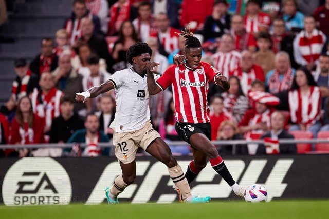 Archivo - Thierry Correia, jugador del Valencia, y Nico Williams, jugador del Athletic Club.