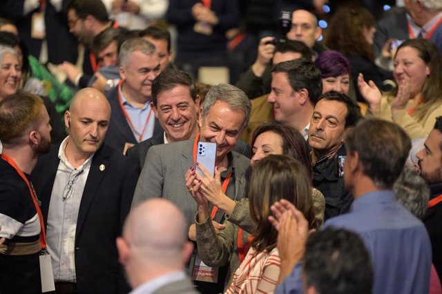 El expresidente del Gobierno y exsecretario general del PSOE, José Luis Rodríguez Zapatero, a su llegada a la primera jornada de la Convención Política del Partido Socialista 'Democracias más fuertes’, en Palexco, a 19 de enero de 2024, en A Coruña.