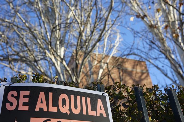 Archivo - Cartel de alquiler de viviendas, a 4 de enero de 2023, en Madrid (España).