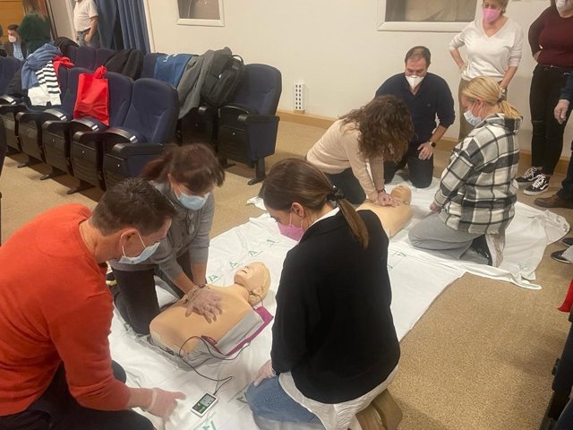 Más de 40 personas reciben formación en reanimación cardio pulmonar básica en el Hospital Materno Málaga.