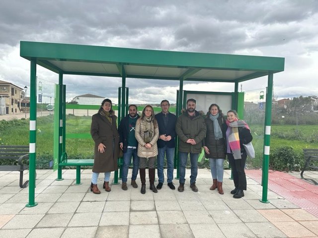 El delegado de Fomento en Jaén y el alcalde de Begíjar durante la visita a la nueva marquesina del municipio.
