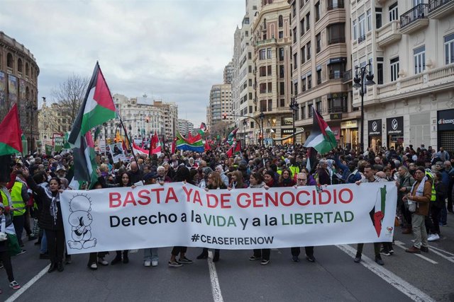 Decenas de personas durante una manifestación en solidaridad con Palestina, a 20 de enero de 2024, en València