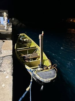 Salvamento Marítimo intercepta un cayuco parado a media milla de La Restinga con 65 personas a bordo