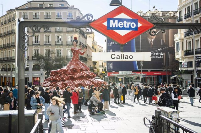 Réplica de la muñeca Marín, de ocho metros de altura, en la Plaza Callao de Madrid, dentro de la campaña de comunicación de la cervecera.