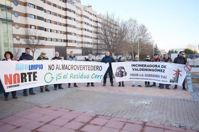 Manifestantes con pancartas al inicio de la quinta marcha por el cierre de la incineradora de Valdemingómez