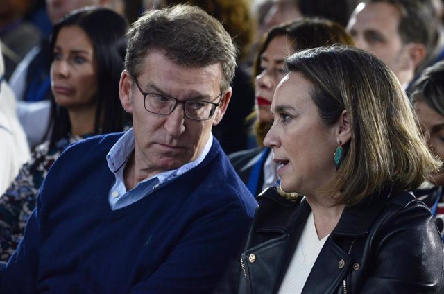 El presidente del Partido Popular, Alberto Núñez Feijóo, y la secretaria general del Partido Popular, Cuca Gamarra, conversan durante la clausura de la XXVI Jornada Interparlamentaria Popular, en ExpoOurense, a 21 de enero de 2024, en Ourense, Galicia (Es