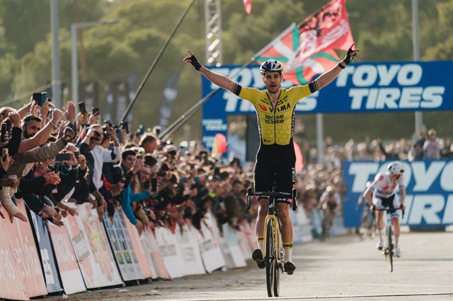 El ciclista belga Wout van Aert (Visma-Lease a Bike) se impone en la Copa del Mundo de Ciclocross UCI-Benidorm Costa Blanca