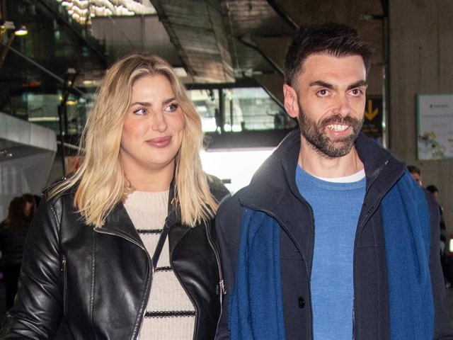 Zeus Tous y Susana Bianca se reencuentran en el aeropuerto, a 27 de diciembre de 2023, en Madrid (España).