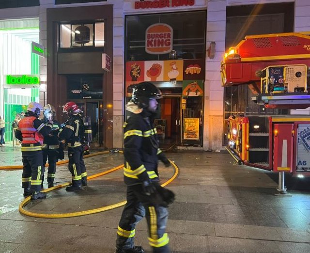 Bomberos de Madrid extinguen un incendio en un local en Gran Vía