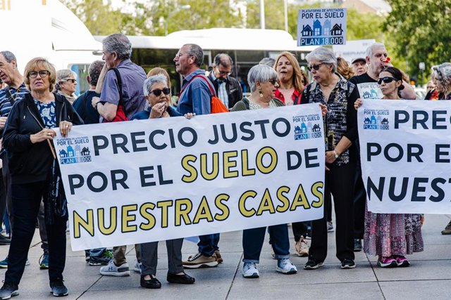 Archivo - Un grupo de personas con pancartas durante una protesta sobre el Plan 18000 Venta de Suelo 