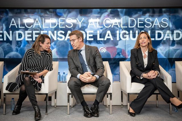 El presidente del Partido Popular, Alberto Núñez Feijóo, junto a alcaldes y alcaldesas durante un encuentro sobre 'La Fuerza del Municipalismo', en la sede del PP, a 22 de enero de 2024, en Madrid (España). El Partido Popular ha reunido a los alcaldes de 