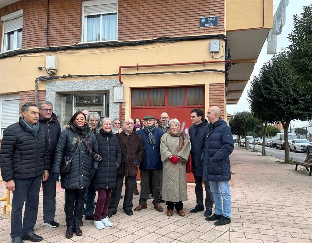 Representantes del Grupo Municipal Socialista junto a vecinos del barrio de La Farola y la zona sur de la ciudad.