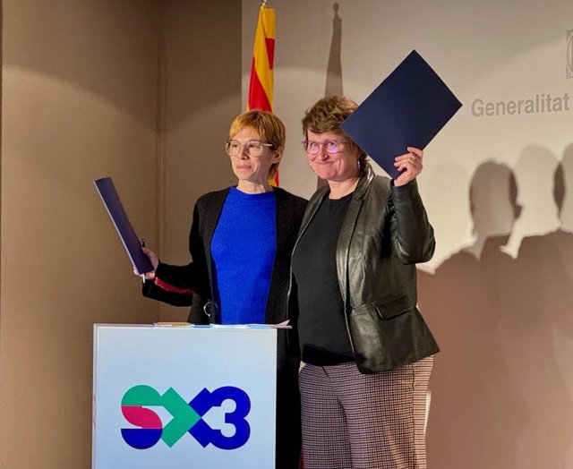 La presidenta de 3Cat, Rosa Romà, y la consellera Anna Simó en el acto de este lunes en Barcelona