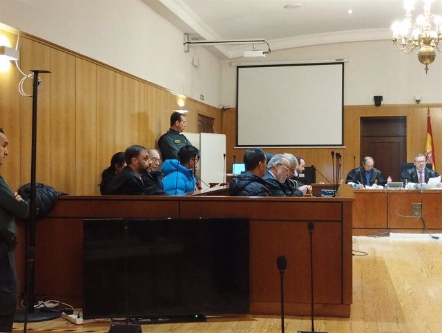 Los ciudadanos chinos acusados, junto a sus defensas, durante el juicio por tráfico de drogas iniciado este lunes en la Audiencia de Valladolid.