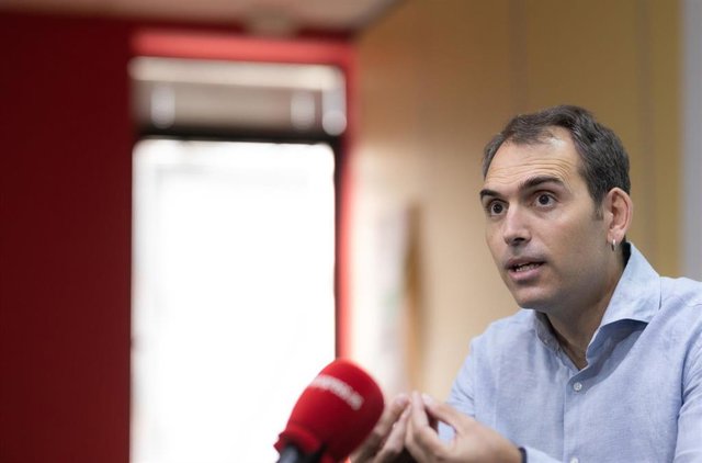 Archivo - El coordinador general de IU Andalucía, Toni Valero, en una imagen de archivo de una entrevista con Europa Press.