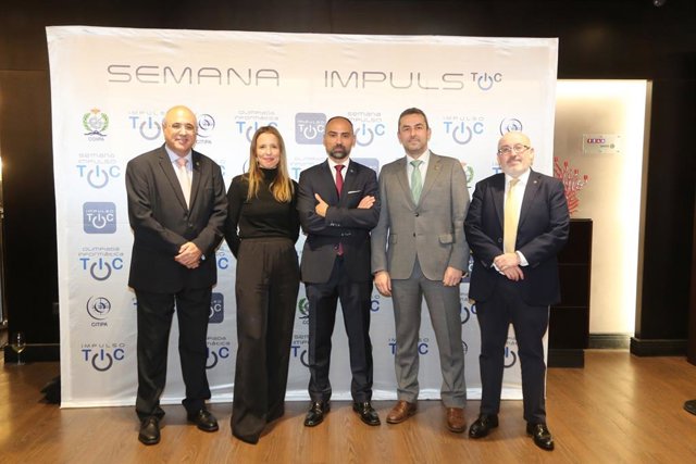 Archivo - Jacinto Canales, a la izquierda, en un acto junto a otros representantes de los colegios de Ingeniería.