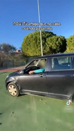 Captura del vídeo en TikTok donde un joven conduce un coche en unas pistas deportivas de Algeciras