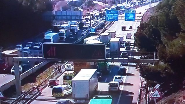 Cues a l'AP-7 a Barberà del Vallès (Barcelona) 