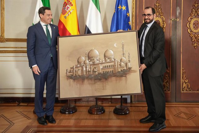 El presidente de la Junta de Andalucía, Juanma Moreno (i), recibe una obra pictórica que representa la Mezquita Sheikh Zayed , por parte del embajador de Emiratos Árabes en España, Omar Obaid Mohamed Alhesan Alshamsi (d), durante su reunión. A 22 de enero
