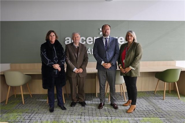 El secretario general de Universidades, Ramón Herrera, ha mantenido un encuentro con el director de Málaga TechPark, Felipe Romera, y con representantes de la multinacional tecnológica Accenture.