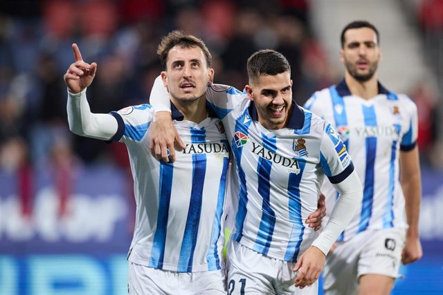 Mikel Oyarzabal, jugador de la Real Sociedad, celebrando un gol junto a André Silva, jugador de la Real Sociedad.