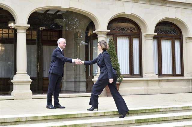 Urkullu saluda a Etxanobe a su llegada a Ajuria Enea