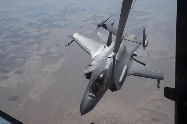 Archivo - Caza estadounidense F-35 sobrevolando territorio sirio
