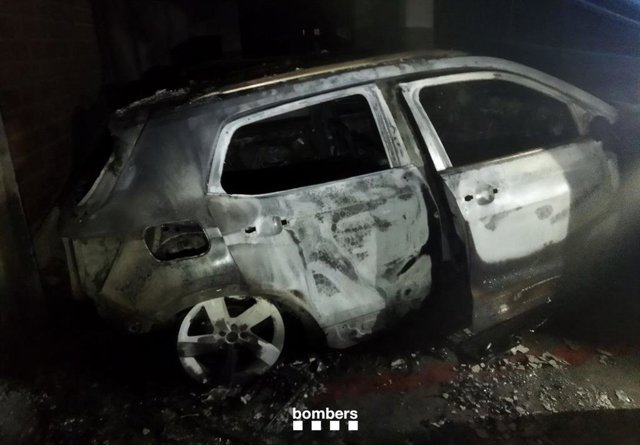 Más de 40 evacuados de tres edificios de Vilanova i la Geltrú (Barcelona) por dos coches incendiados en un parking