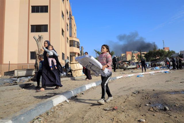 Un grupo de personas abandonan sus casas tras ataques en Jan Yunis, en el sur de la Franja de Gaza