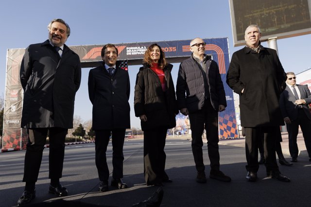 El CEO de la F1, Stefano Domenicali; la presidenta de la Comunidad, Isabel Díaz Ayuso; el alcalde de Madrid, José Luis Martínez-Almeida; el presidente de la Cámara de Comercio de Madrid, Ángel Asensio; y el presidente de Ifema, José Vicente de los Mozos.