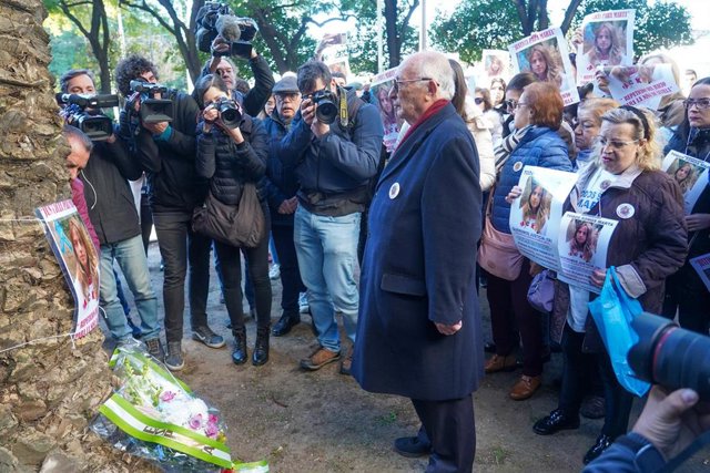 Archivo - José Antonio Casanueva , abuelo de Marta del Castillo, en la ofrenda florar en la puerta de los juzgados después de la  concentración por el 14 aniversario del asesinato de Marta del Castillo en 2023